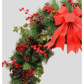 Vidéki stílusú, 180 cm hosszú karácsonyi fenyőgirland piros bogyókkal.